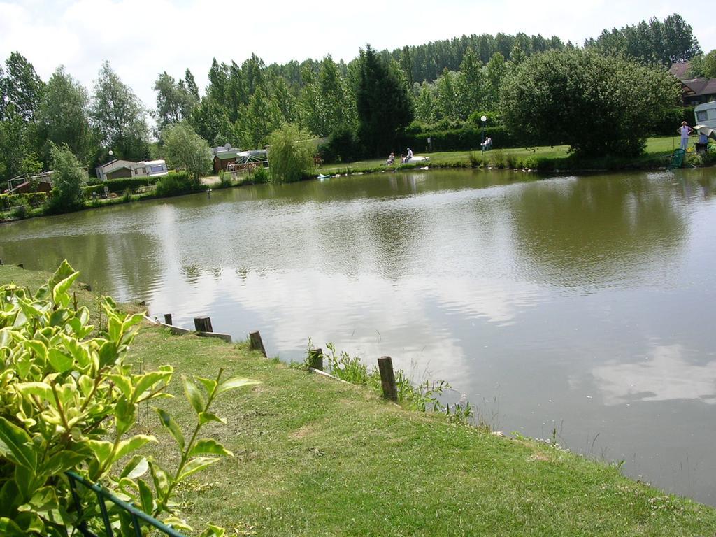 Auberge Des Etangs Roussent ภายนอก รูปภาพ